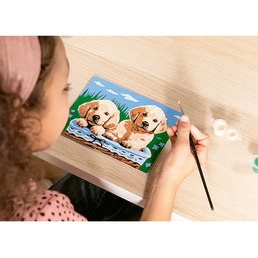 Ein Mädchen malt ein anspruchsvolleres Malen nach Zahlen Motiv